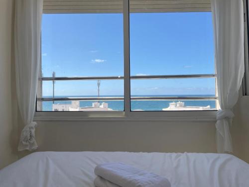 塔马里斯Cosy Studio Sea View in Casablanca的一间卧室，窗户可欣赏海景