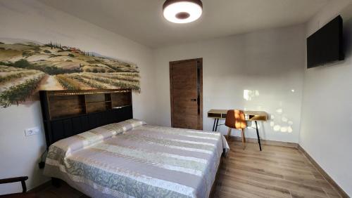 une chambre avec un lit et une télévision dans l'établissement Agroturismo Viña Inés Toledo, à Tolède
