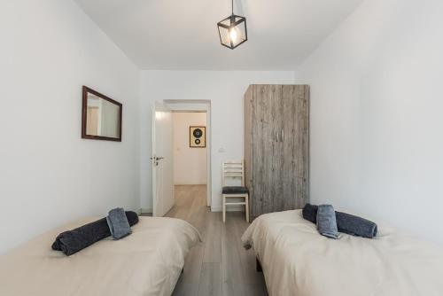 Postel nebo postele na pokoji v ubytování 2Bdr Central Condo-5min Walk from New Bazaar