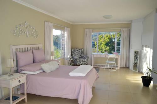 Postel nebo postele na pokoji v ubytování Large room in quiet north facing suburb