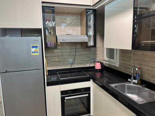 阿莱曼Ilatini New Alamein Lagoon View - الحي اللاتيني的带冰箱和水槽的小厨房