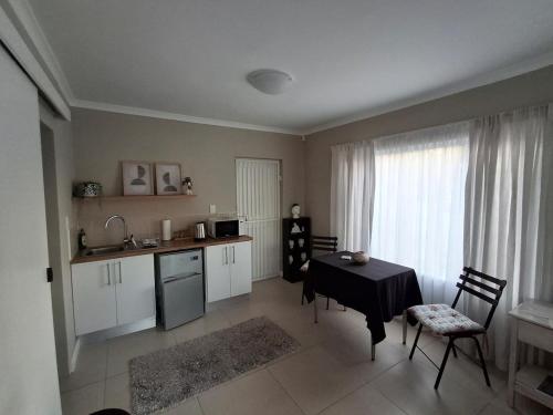 Kuchyň nebo kuchyňský kout v ubytování Large room in quiet north facing suburb