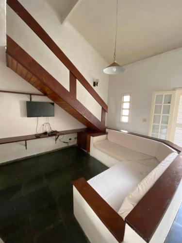ein Schlafzimmer mit einem Etagenbett und einer Treppe in der Unterkunft Vila Giulia in Maresias