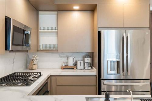 eine Küche mit Kühlschrank und Herd oberen Backofen in der Unterkunft Encantame Soleil 1BR Sleeps 4 lock off unit in Playa Encanto