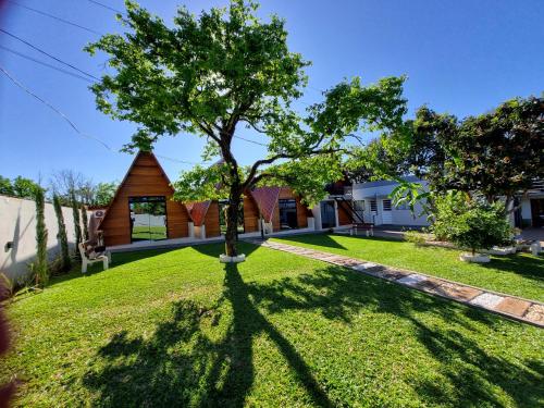 a tree in the yard of a house at Casa Do Parque in Ijuí