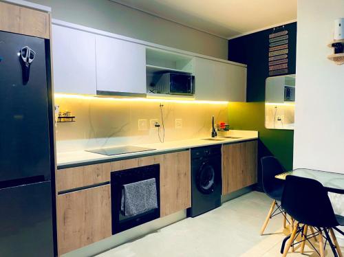 Η κουζίνα ή μικρή κουζίνα στο Explore Convenience And Style In A Prime Location