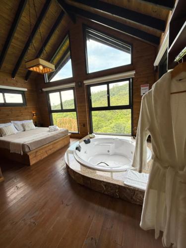 Koupelna v ubytování Refúgio com Vista para os Canyons e Hidromassagem