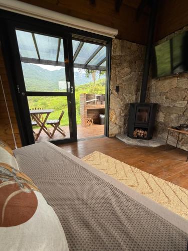 Postel nebo postele na pokoji v ubytování Refúgio com Vista para os Canyons e Hidromassagem