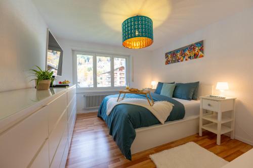 une chambre avec un lit et une fenêtre dans l'établissement Le Belvédère de Loèche, à Loèche-les-Bains