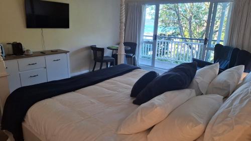 Postel nebo postele na pokoji v ubytování Bay and village view, 2 person spa bath