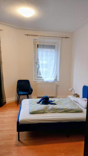 a bedroom with a bed with a blue animal on it at Eastside - Privatzimmer in geteilter Wohnung mit Gemeinschaftsbad in Stuttgart