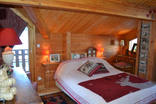 um quarto com uma cama num chalé de madeira em Chalet Le Lauzet em Les Deux Alpes