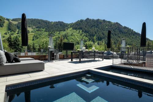 une piscine avec vue sur une montagne dans l'établissement Aspen St Lodge by Rove 10BR with Outdoor Amenities, à Aspen