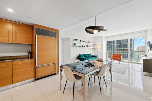 Η κουζίνα ή μικρή κουζίνα στο Luxury Waterfront Brickell ICON W-Hotel Balcony Water Views