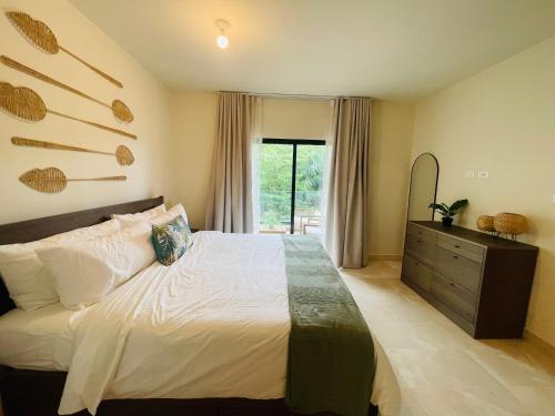 Ένα ή περισσότερα κρεβάτια σε δωμάτιο στο Marien Residences 221 Garden & Partial Ocean View Condo