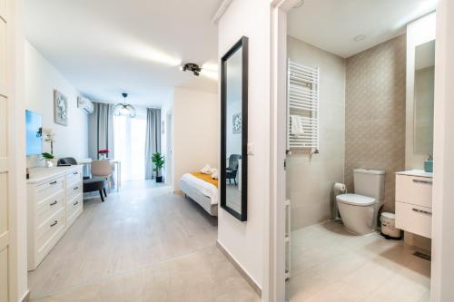 Koupelna v ubytování Hills Residence - Studio with Balcony & View