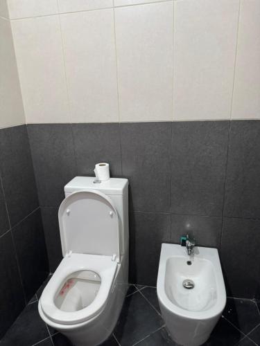 Ένα μπάνιο στο Aurora Apartament