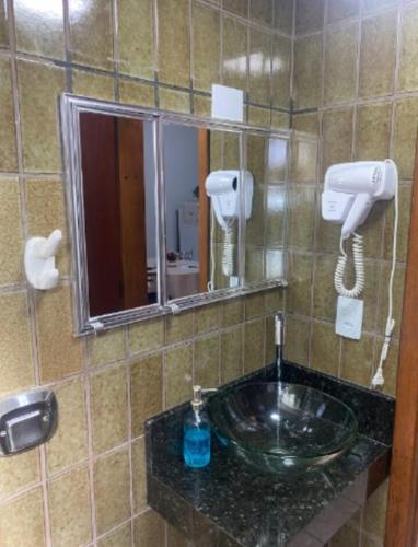 a bathroom with a sink and a mirror at Loft aconchegante no Centro in Joinville