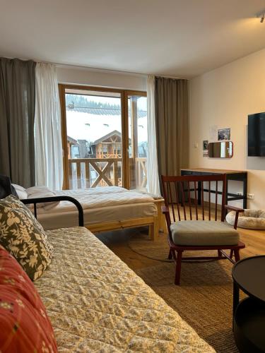 une chambre d'hôtel avec un lit et un balcon dans l'établissement Studio apartment ASKA, à Jahorina