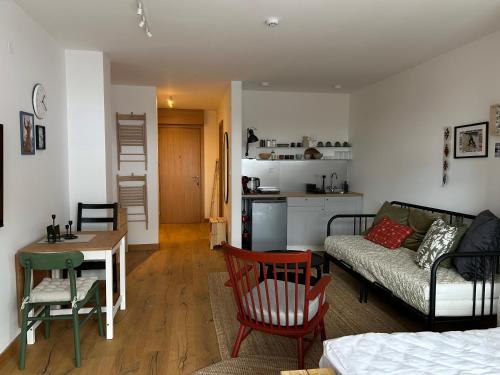 un salon avec un canapé et une table dans l'établissement Studio apartment ASKA, à Jahorina
