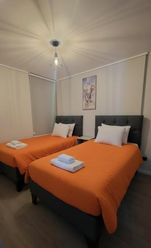 two beds sitting next to each other in a room at Mirador Central Stgo 2Habitaciones 2Baños y 1Garaje in Santiago