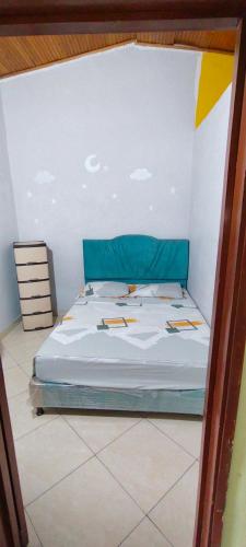 a bedroom with a bed in a room at CASA EN EL BARRIO CÁNDIDO CERCA AL CC ÚNICO y AL AEROPUERTO in Neiva