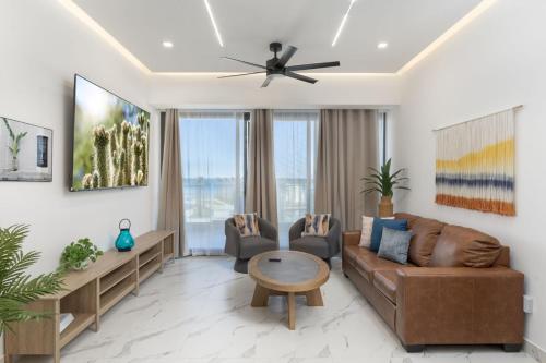 Χώρος καθιστικού στο Encantmame Soleil 1BR lockoff sleeps 4