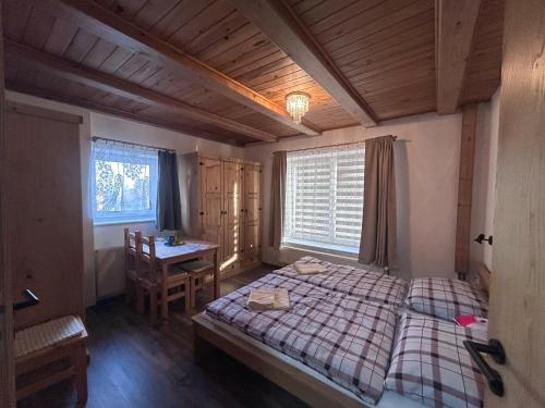 Postel nebo postele na pokoji v ubytování Párty penzion Dolany