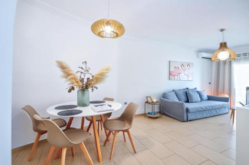 un salon avec une table, des chaises et un canapé dans l'établissement Traveler Home 85m2 Private Parking Next to Center, à Thessalonique