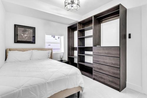 Una cama o camas en una habitación de Private 1 bedroom apartment with kitchen, keyLargo Tavernier