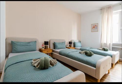 a bedroom with two beds and a couch in it at Worms City Apartment in Worms