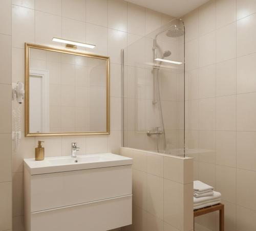 ein Badezimmer mit Waschbecken und Dusche mit Spiegel in der Unterkunft Sera Apart Ayvalık in Ayvalık