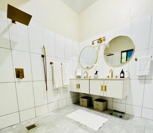 Koupelna v ubytování Beach, Falls,Pitons, Mud Bath- Zephyr-Villa La Soufriere