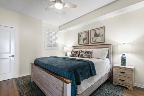 Voodi või voodid majutusasutuse Lil Nauti - Beachfront Condo toas