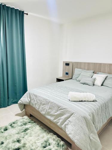 Postel nebo postele na pokoji v ubytování Serena Village Paradise 2BR Apt with Pools and Shuttle