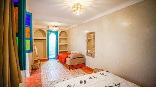 Ένα ή περισσότερα κρεβάτια σε δωμάτιο στο Riad ORAZURE