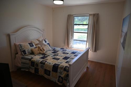 Postel nebo postele na pokoji v ubytování NW Bradenton Home - Less than 5 mi from IMG & AMI!