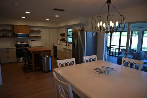 Kuchyň nebo kuchyňský kout v ubytování NW Bradenton Home - Less than 5 mi from IMG & AMI!