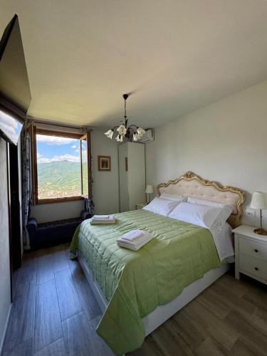Ένα ή περισσότερα κρεβάτια σε δωμάτιο στο Charming Guest Room in Villa Casavecchia with Mountain Views