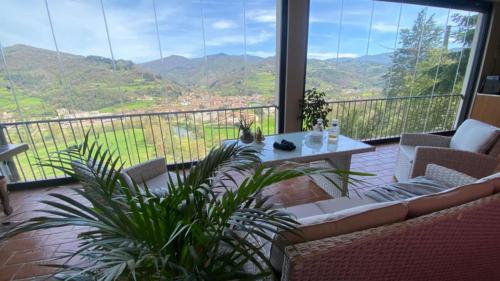 Ein allgemeiner Bergblick oder ein Berglick von der Pension aus