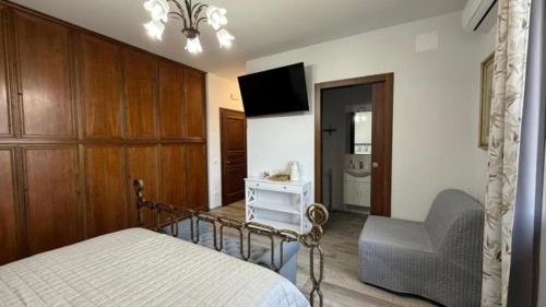 TV a/nebo společenská místnost v ubytování Charming Guest Room in Florence Countryside with Mountain River Views