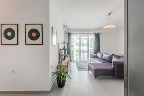 Central & Natural Light 2Bdr Private Parking