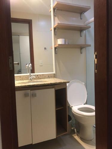 Ένα μπάνιο στο Aconchegante apartamento temporada Cabo Frio