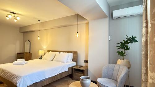 een slaapkamer met een bed en een stoel bij Sea view luxury in Baku