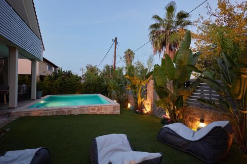 Bazén v ubytování Athina Sea Villa Close To Athens nebo v jeho okolí