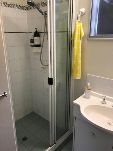 Vannituba majutusasutuses ROOM WITH GARDEN VIEWS and POOL