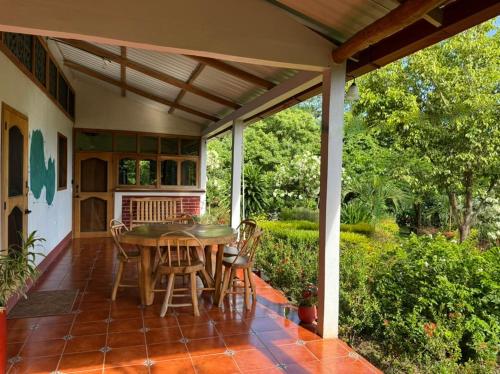 un portico con tavolo e sedie su un patio di Finca Ometepe a Balgue