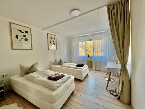 Ένα ή περισσότερα κρεβάτια σε δωμάτιο στο Apartment AlbGlück 2 Hechingen, 3 Schlafzimmer, bis 7 Personen, Burg 5 km