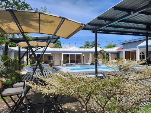 ein Haus mit einem Pool und einem Haus in der Unterkunft Villa Del Pueblo Inn in Panglao