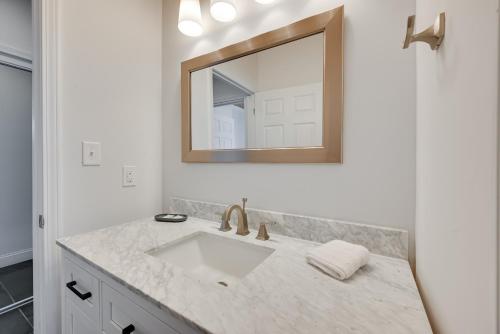 Koupelna v ubytování Riverfront Family Escape in Falls of Rough!